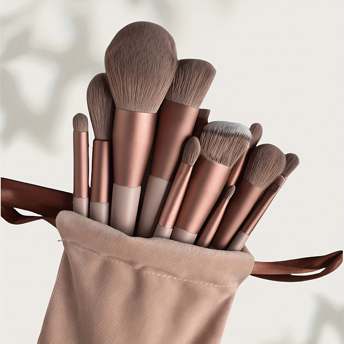 Set de 13 pinceaux de maquillage professionnels à poils doux, pour yeux, fond de teint, blush et applications cosmétiques précises.