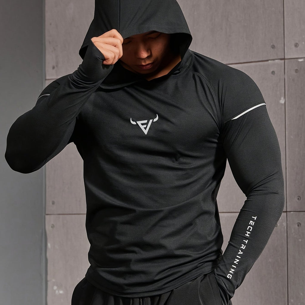 Haut d’entraînement homme à capuche, manches longues slim-fit avec passages pour pouces, tissu respirant et léger, idéal pour course et musculation.