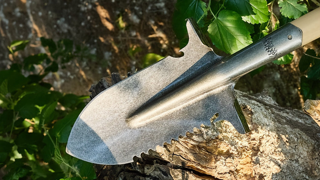 Dual-purpose serrated shovel, multi-purpose serrated shovel, manganese steel hardened shovel, sharp serrated edge, suitable for felling trees, deep digging, camping, gardening, sturdy and durable, ideal for firewood preparation