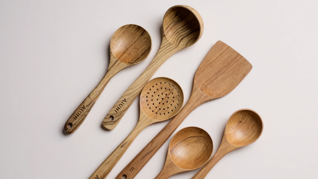Lot de 3 ou 5 Ustensiles de Cuisine en Bois AIUHI : Cuillères résistantes au collage, idéales pour cuisiner et servir, outils pratiques pour la cuisine.