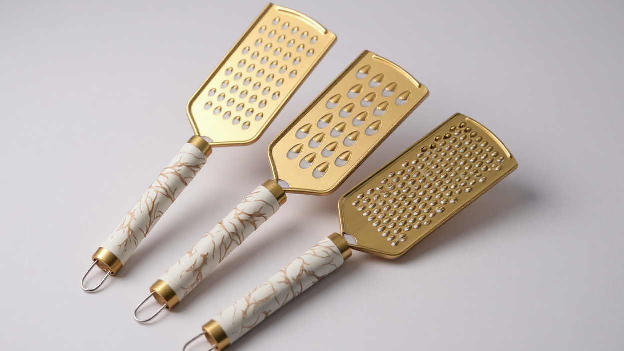 Râpe en Acier Inoxydable (1 ou 3 pcs) : Pour légumes, fruits et fromage, poignée sécurisée, design doré, râpe sûre et pratique pour cuisine maison.