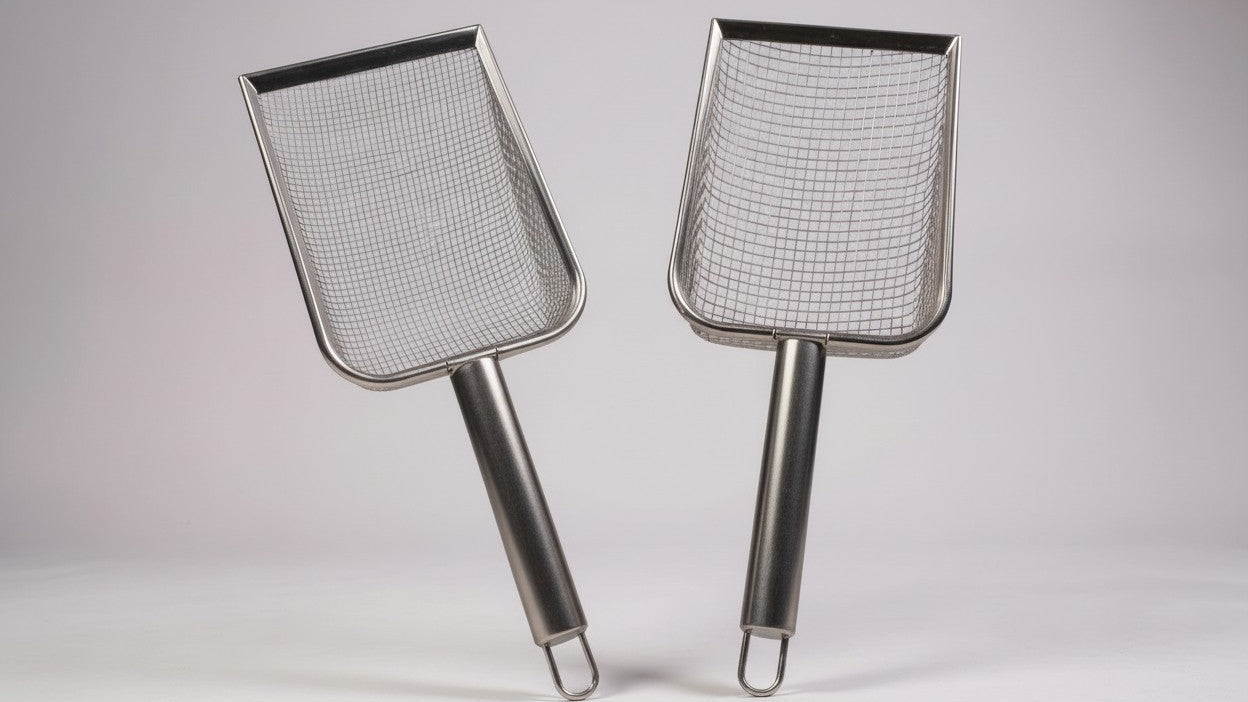 Pelle à litière en acier inoxydable, maille fine, poignée ergonomique, durable, pour litière agglomérante ou non, deux tailles de tamis disponibles.