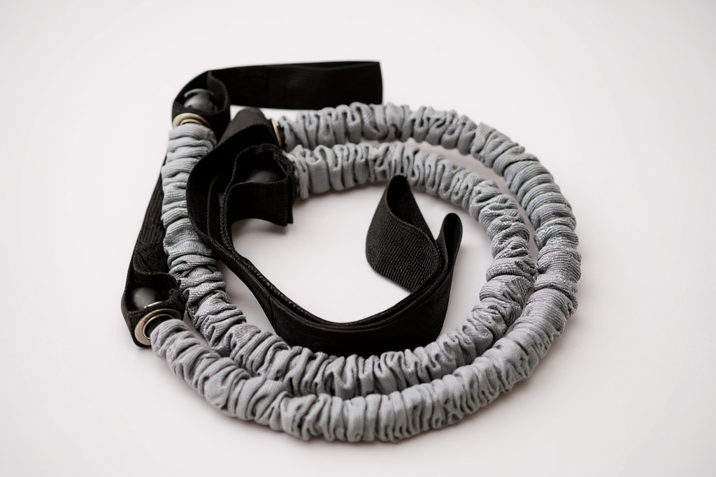 Bande de résistance pour rouleau abdominal, idéale pour les exercices de gainage et étirements avec roue abdominale.