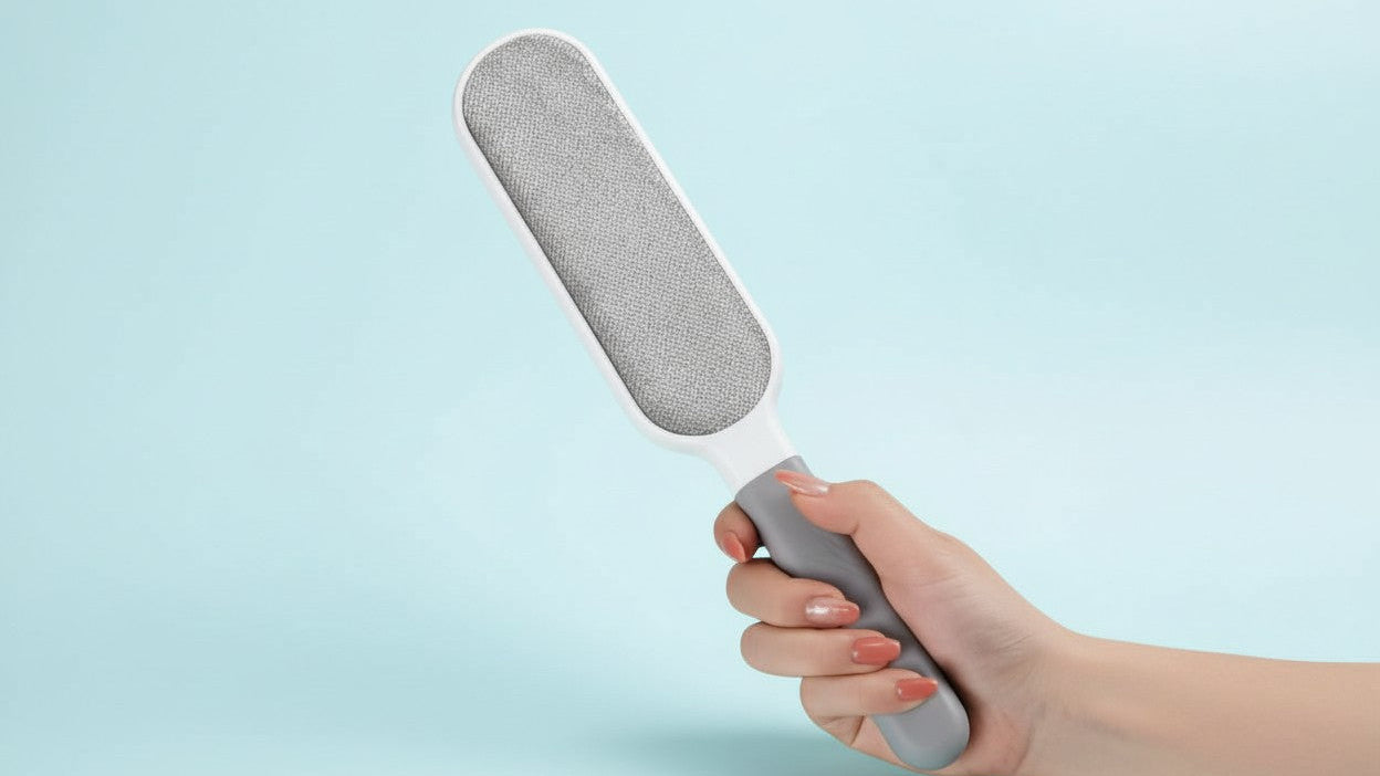 Brosse réutilisable pour enlever les poils d'animaux. Double face, effet statique, idéale pour meubles, vêtements et tapis, sans batterie, en polypropylène durable.