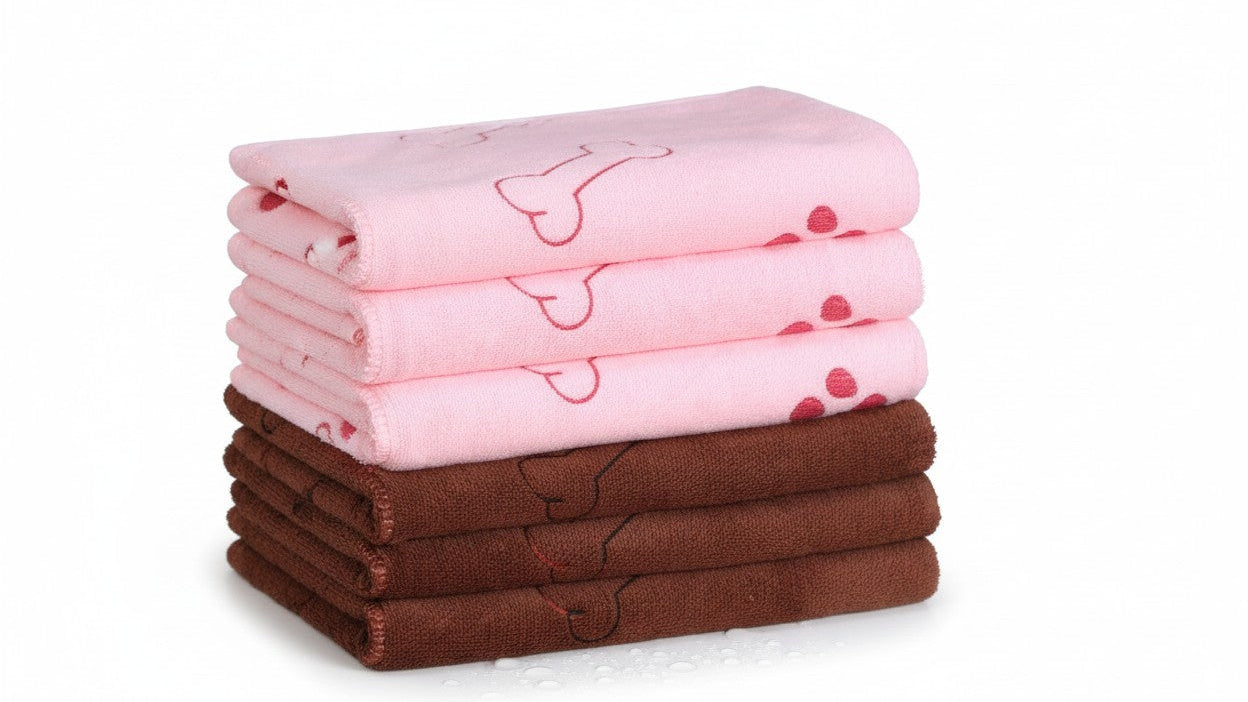 Serviette en microfibre pour chiens, ultra-absorbante, séchage rapide, motif os et patte, lavable en machine, adaptée toutes tailles et races.
