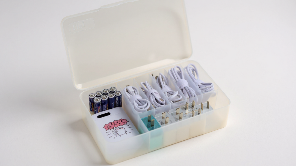 Organisateur de bureau polyvalent à compartiments, parfait pour câbles, chargeurs, cosmétiques et accessoires, portable pour voyage et usage quotidien.