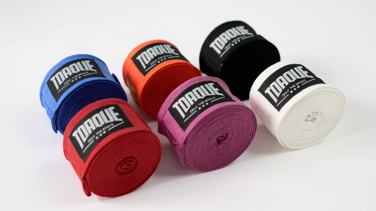 Bandes de boxe élastiques et respirantes offrant maintien, protection et stabilité pour entraînements MMA, Muay Thaï, kickboxing et séances de combat.