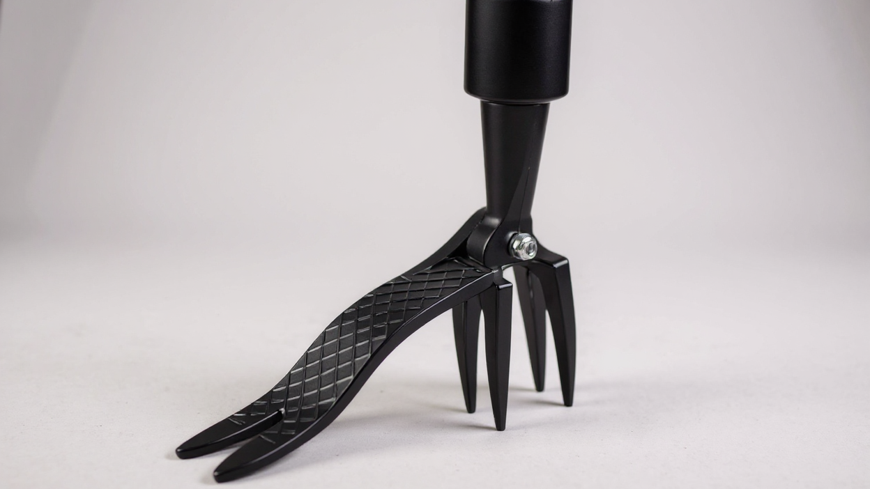 Désherbeur métallique robuste, multifonction, économe en effort, idéal pour enlever racines et entretenir pelouse efficacement.