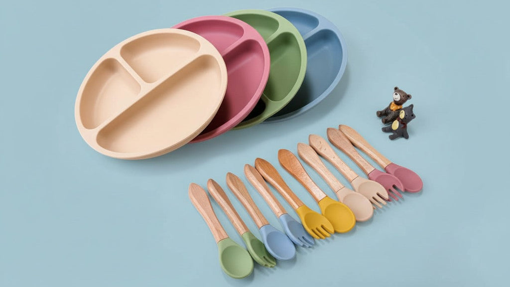 Set repas bébé TYRY.HU 3 pcs en silicone, assiette à ventouses compartimentée et ustensiles, parfait pour diversification et repas en extérieur.