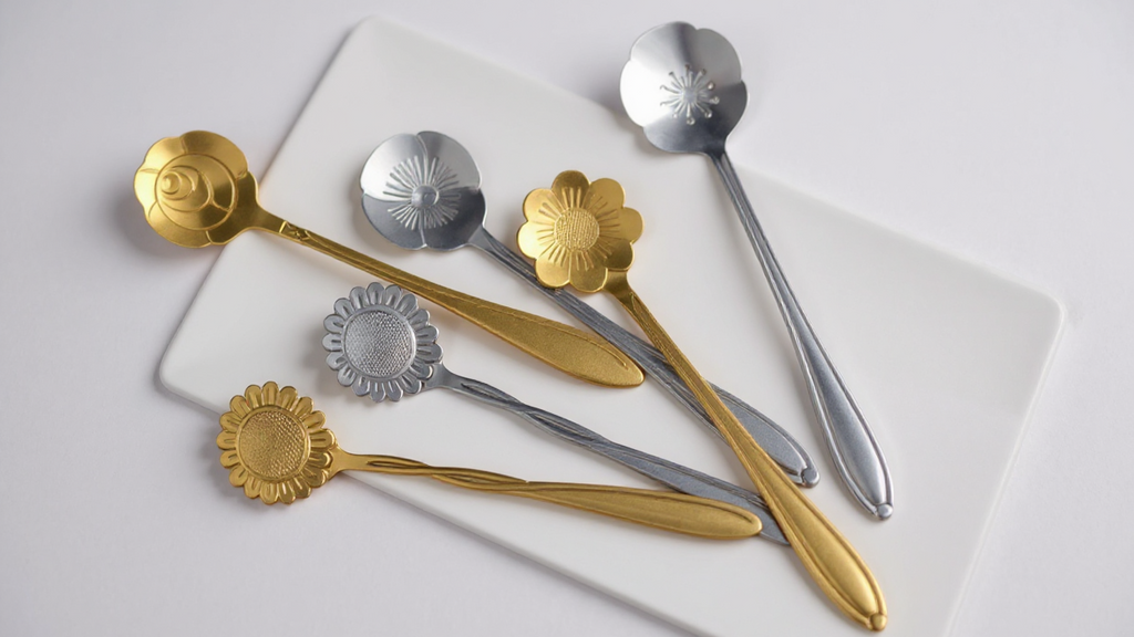 Set de 8 Cuillères Fleur : Petites cuillères en acier inoxydable argenté et doré, parfaites pour café, thé, glace et desserts.