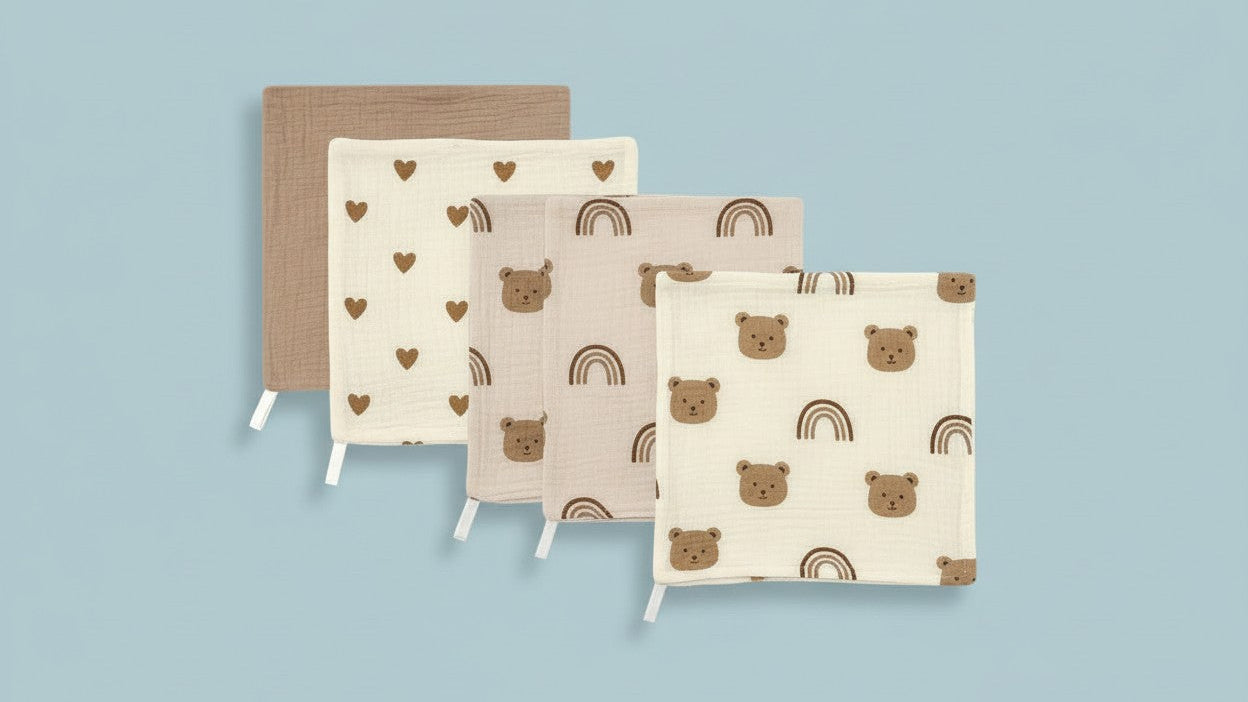 5 serviettes pour bébés, motifs adorables, douces, idéales pour le bain, la poussée dentaire et les moments de jeu.