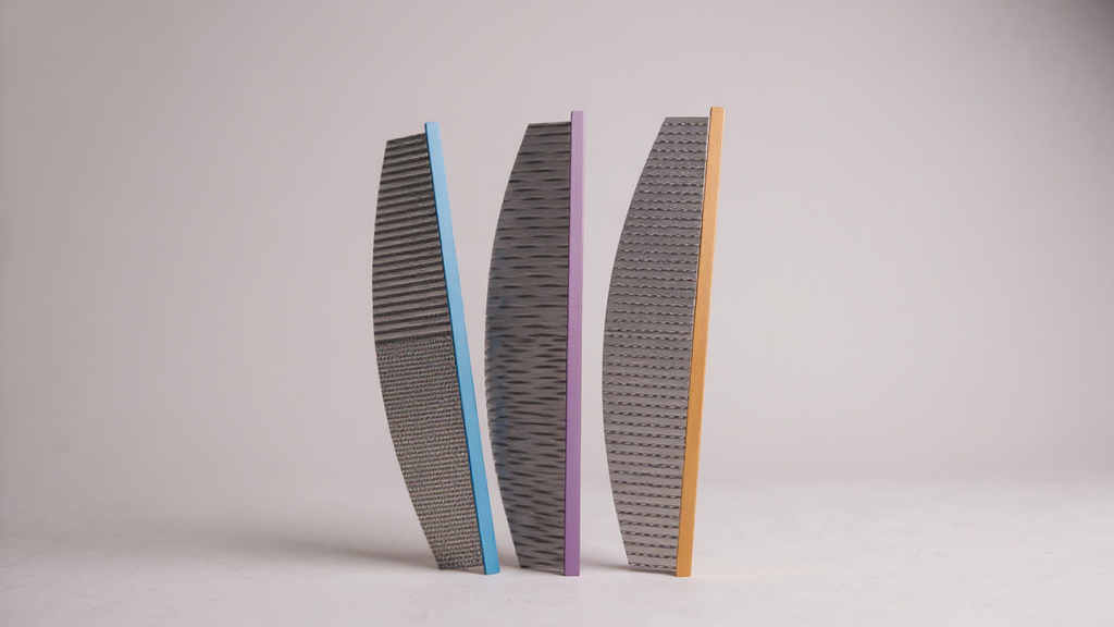 Peigne de toilettage en acier inoxydable pour animaux. Poignée en aluminium, démêle les nœuds et élimine les poils morts.