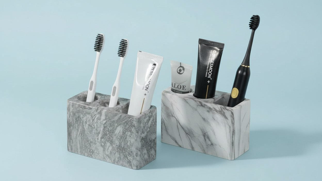 Porte-brosses à dents en résine 3 compartiments Design marbré avec touches dorées, rangement stable pour brosses et dentifrice, accessoire durable et élégant pour salle de bain.