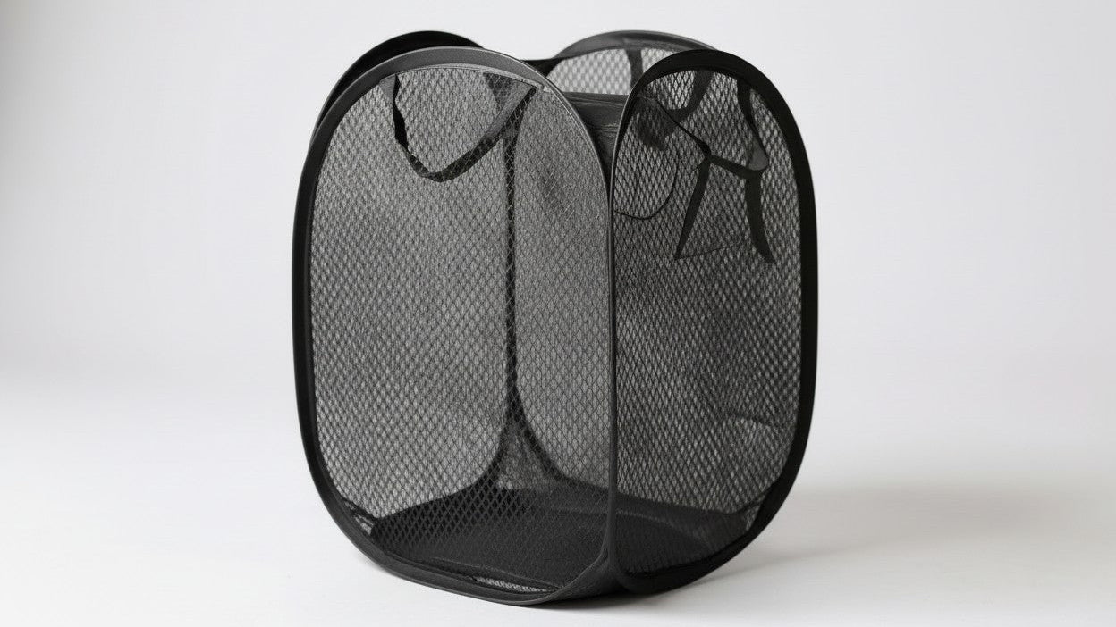 Panier à linge pliable en filet, grande capacité, poignées ergonomiques, idéal chambre, salle de bain ou salon, disponible noir ou rouge.