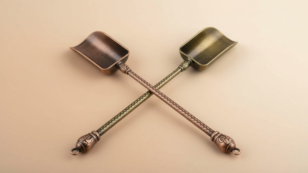 Lot de 2 ou 3 cuillères à thé vintage en métal, décor rétro, idéal Noël et fêtes, sans électricité ni plumes.