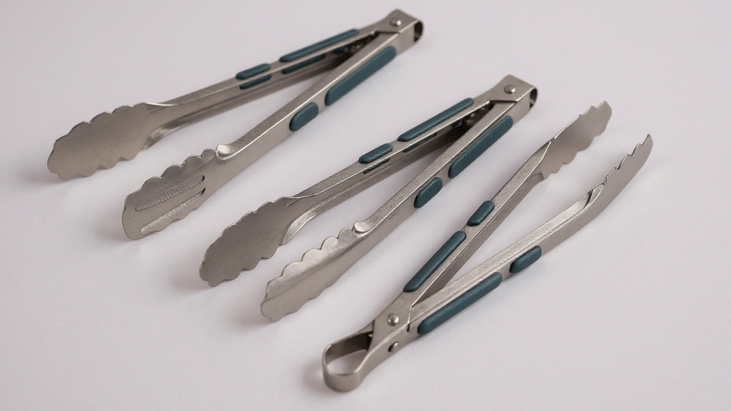 Pinces alimentaires inox avec poignées silicone : résistantes à la chaleur, durables, prise sûre. Idéales pour buffet, BBQ et cuisine extérieure.