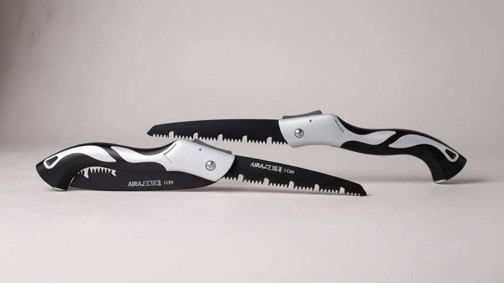 Scie pliante industrielle AIRAJ Outil manuel robuste avec poignée antidérapante, coupe précise biseautée, sans batterie, usage intensif garanti.