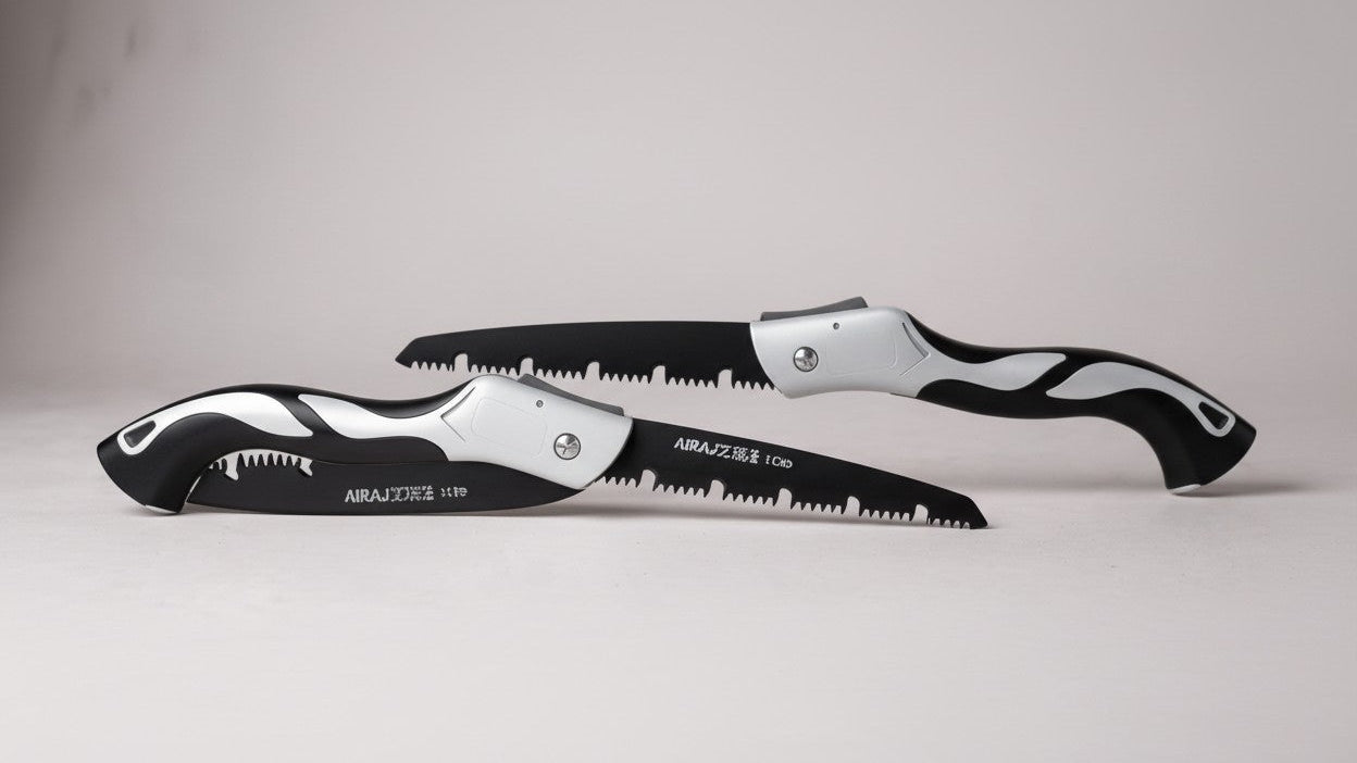 Scie pliante industrielle AIRAJ Outil manuel robuste avec poignée antidérapante, coupe précise biseautée, sans batterie, usage intensif garanti.