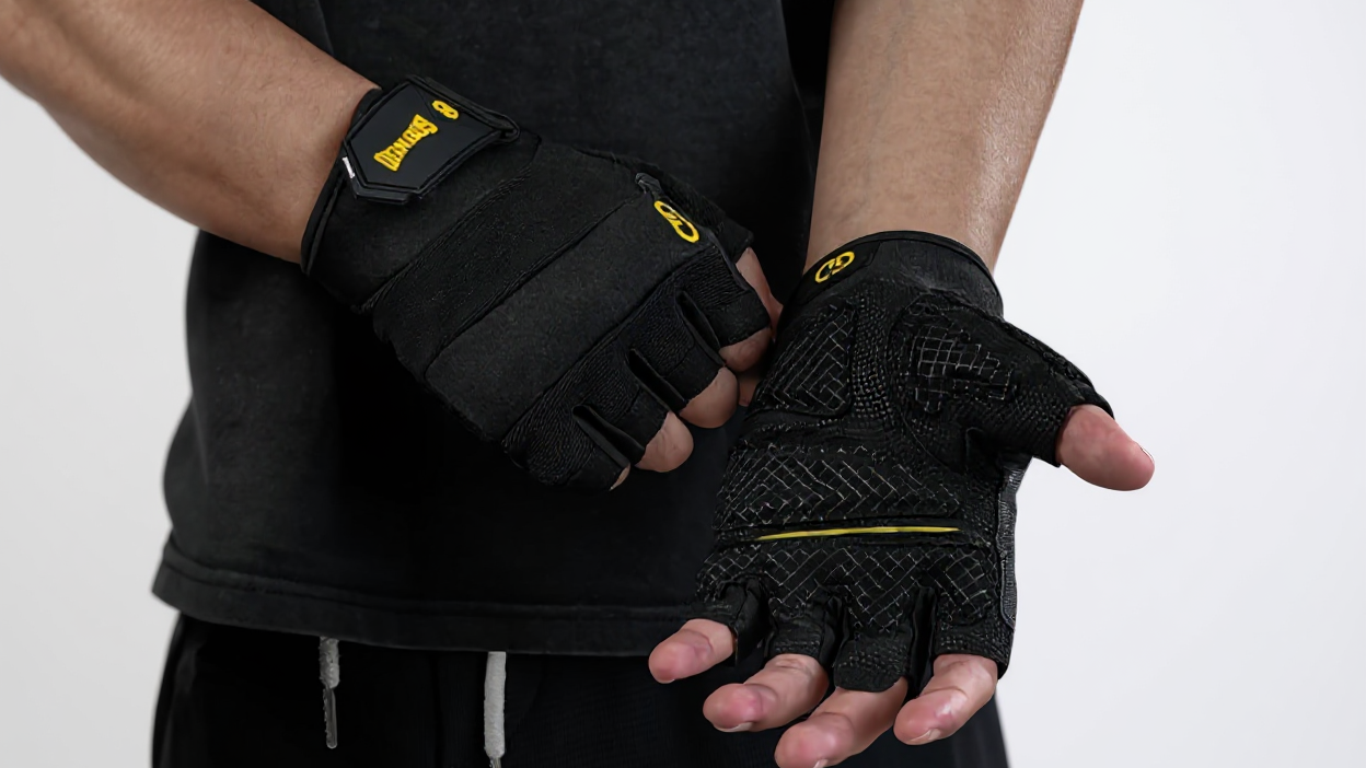 Gants de musculation robustes avec grip antidérapant, fermeture ajustable et design ergonomique pour bodybuilding, traction, haltérophilie et entraînements intensifs.