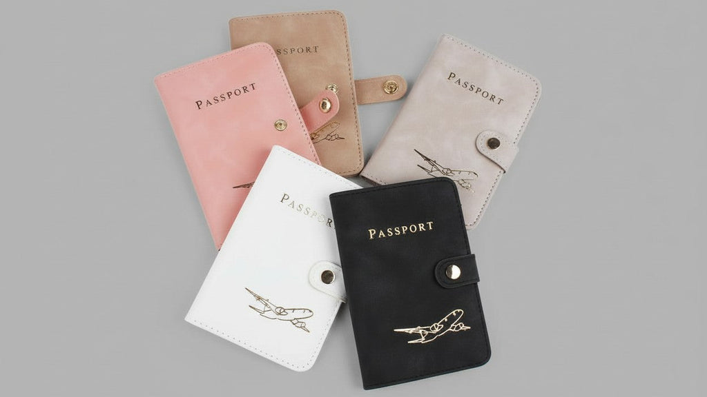 Porte-passeport en simili cuir élégant Résistant, multiple emplacements cartes, bords cousus, design avion doré, parfait pour étudiants, couples et voyageurs.