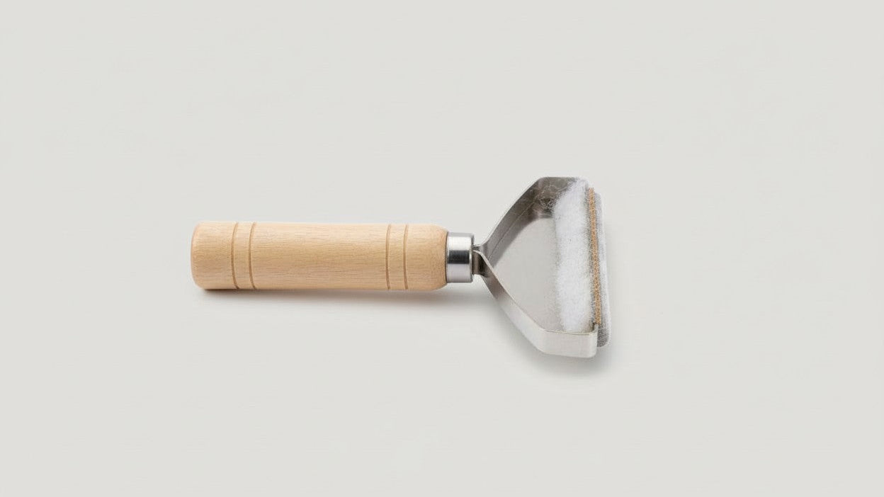 Portable Manual Lint Remover - Double-Sided Fabric Shaver for Pet Hair, Clothes, Sofa &amp; Carpet Cleaning, Wooden Handle &amp; Metal Frame, Ideal Home Utility Gift for Family and Friends