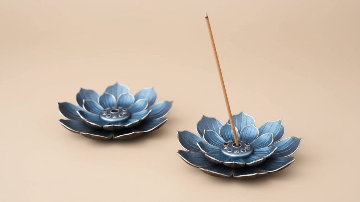 Porte-encens Lotus à deux étages Design fleur de lotus, alliage de zinc robuste, finition noire minimaliste, idéal pour encens bâtons ou cônes, maison, yoga ou spa.