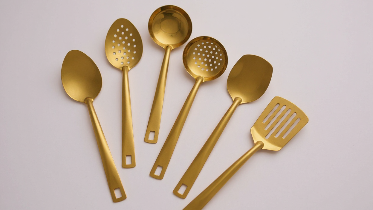 Set d’Ustensiles de Cuisine Coréens Dorés (6 pcs) : Acier inoxydable plaqué or, louches et spatules essentielles, idéal cuisson, service et buffets.