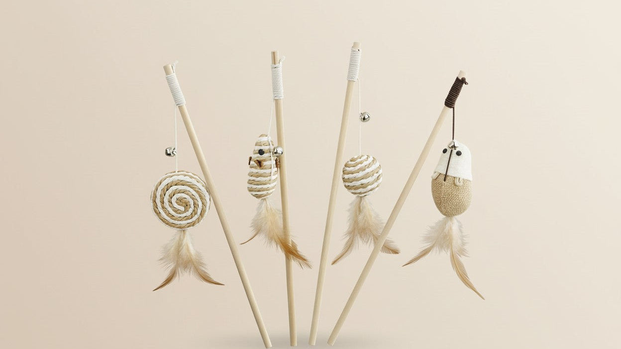 Set de 4 baguettes interactives en corde de jute pour chats, avec cloche et plumes, jouet durable, sans batterie, stimule jeu et activité.