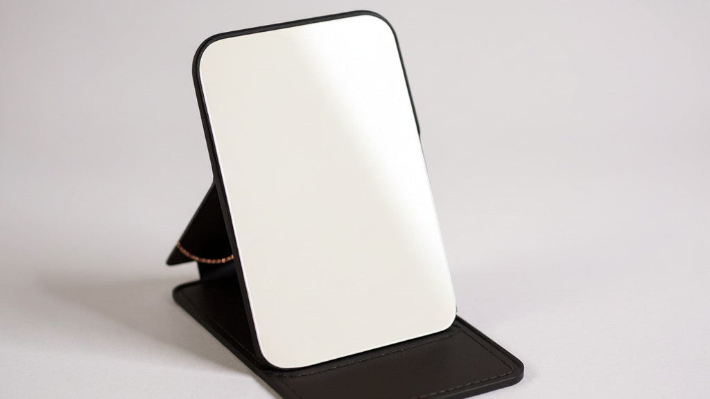 Miroir de maquillage pliable portable, design floral noir et doré, léger, étanche et anti-poussière, parfait cadeau pour enseignants et proches.