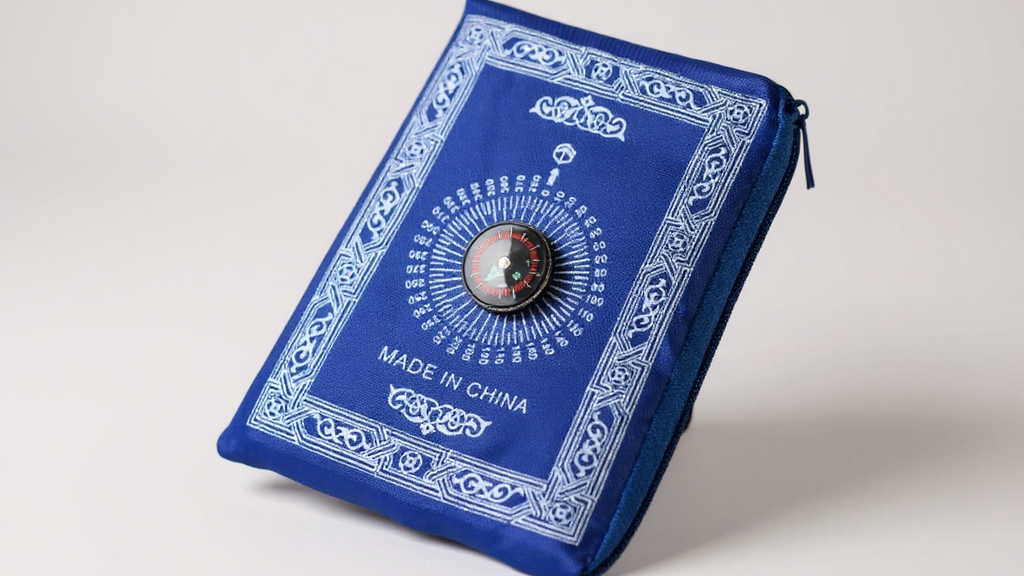 Tapis de prière musulman portable, boussole intégrée, design léger rouge, pratique pour voyage ou maison, cadeau traditionnel pour la prière.