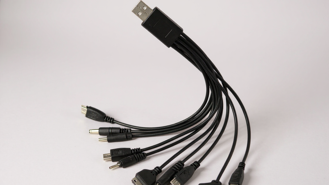 Câble de Données Multifonction 10-en-1 : Un câble unique pour charger et synchroniser jusqu’à dix appareils mobiles simultanément.