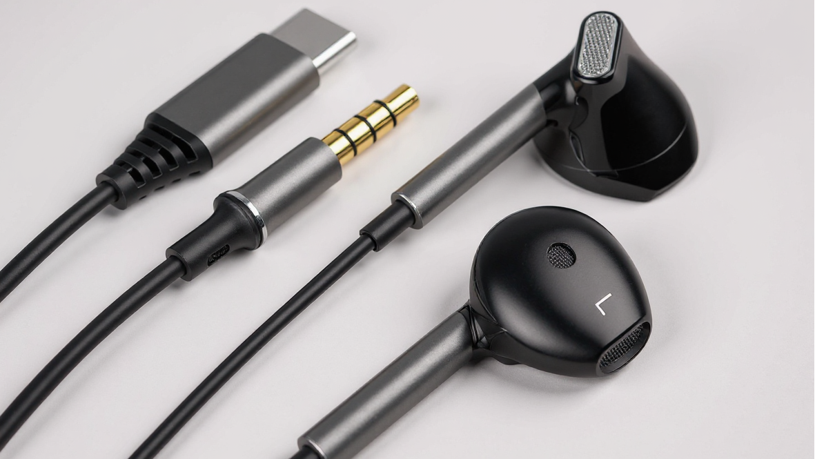 HiFi 9D Surround Sound USB Type C 3.5mm Wired Earbuds for 23 22 &amp; for iPhone 15 Pro Max - Premium Black Design, High-Resolution Audio, Comfortable Fit, Durable Plastic, Volume Control, Compatible with Smartphones, Gaming Head