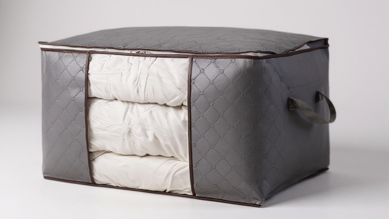 Sac de rangement vêtements grande capacité avec fenêtre transparente, organise vêtements, couvertures ou accessoires, pratique pour placard ou stockage à domicile.