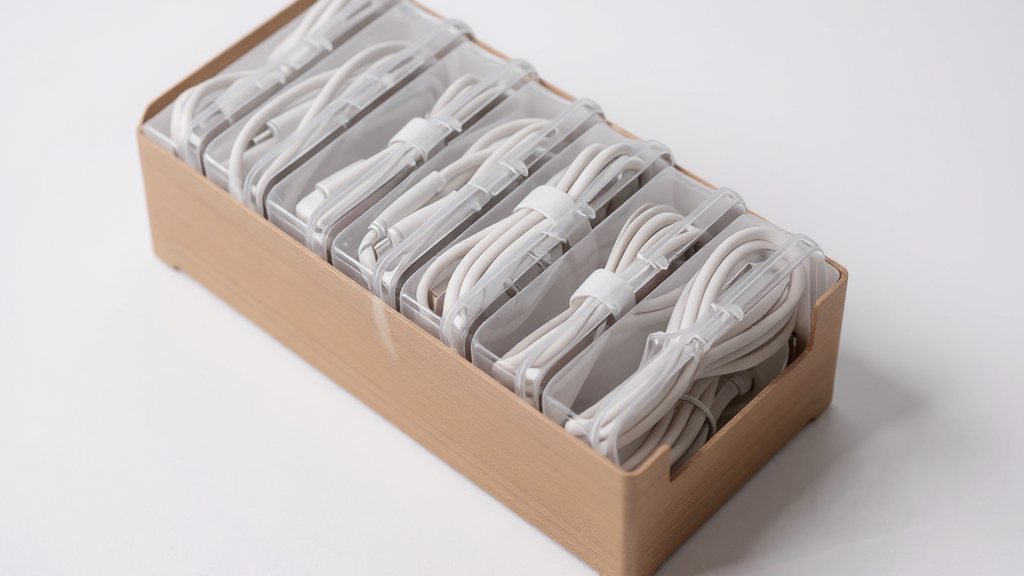 Ensemble de boîtes de rangement pour câbles permettant une organisation professionnelle des chargeurs, alimentations et câbles sur bureau avec gestion optimale des fils.