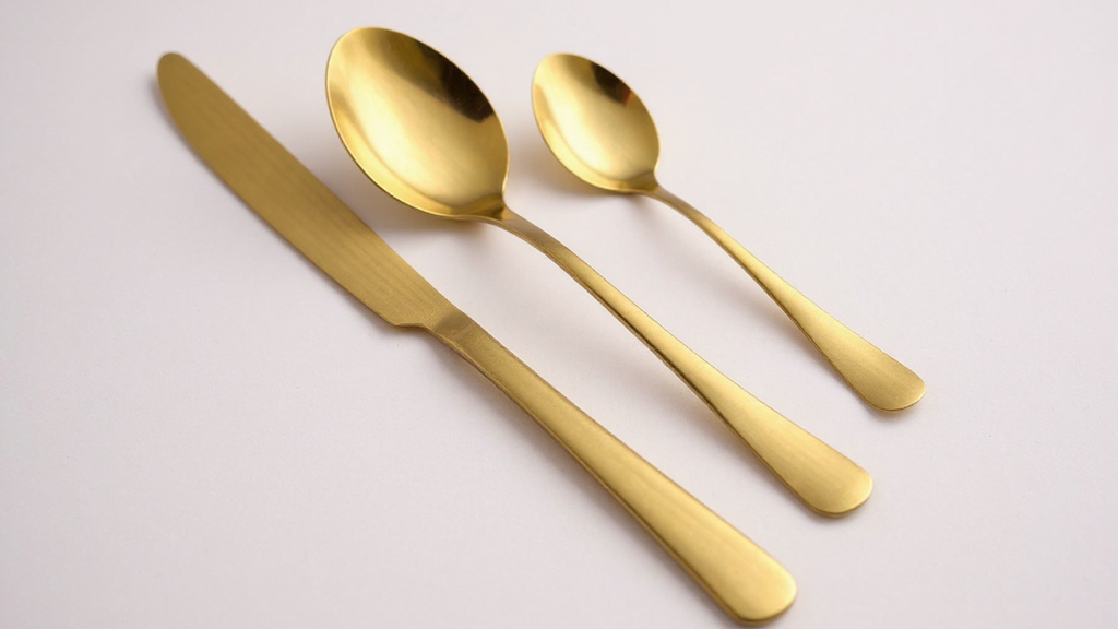 Set de Couverts en Acier Inoxydable : Acier haute qualité, finition miroir, lavable au lave-vaisselle, idéal cuisine, restaurant et camping.