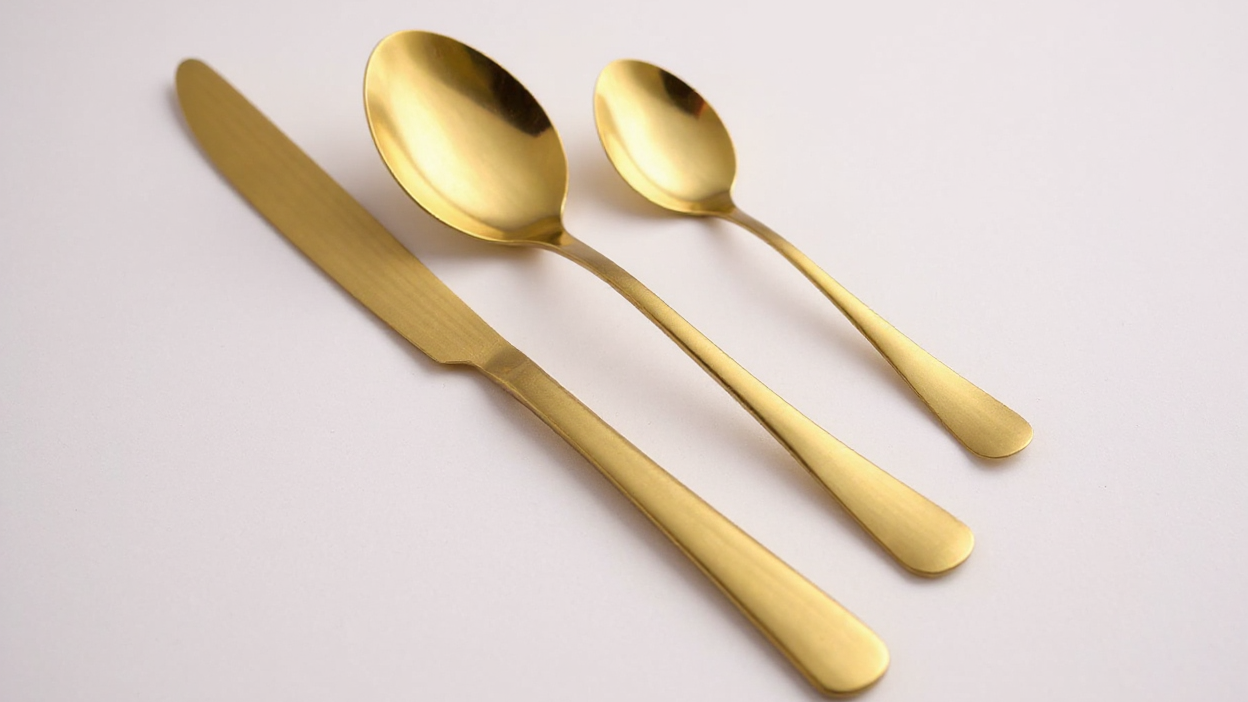 Set de Couverts en Acier Inoxydable : Acier haute qualité, finition miroir, lavable au lave-vaisselle, idéal cuisine, restaurant et camping.