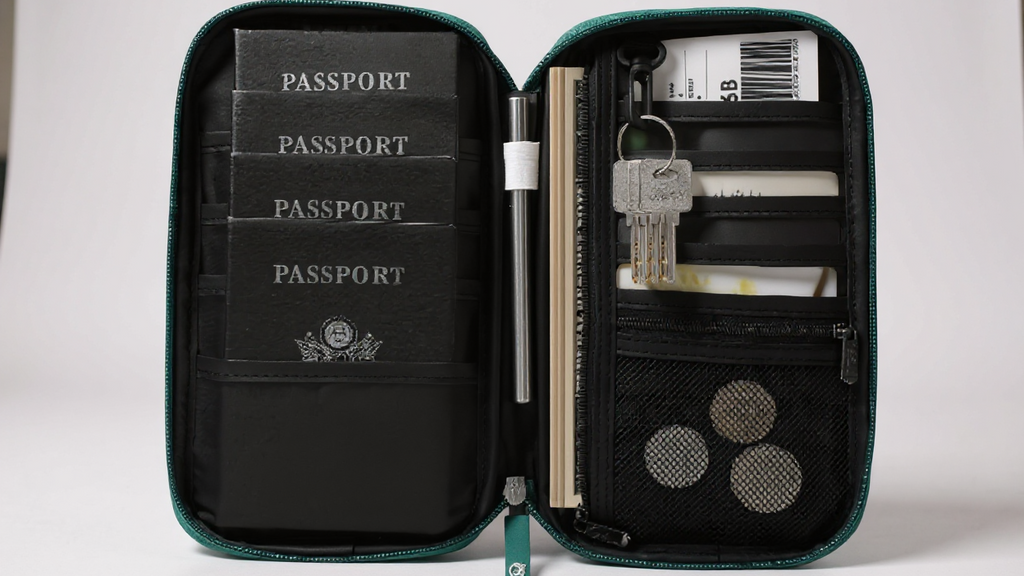 Portefeuille de voyage pour passeports et documents, organise et protège efficacement les papiers de toute la famille.