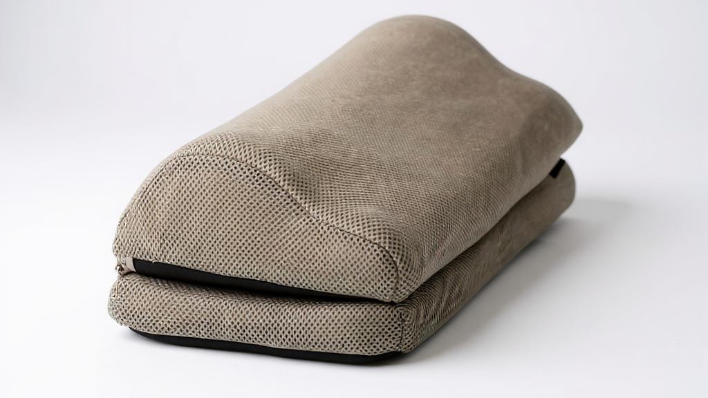 Repose-pieds polyvalent pour bureau, maison ou voiture, assise confortable, hauteur réglable, housse lavable, ergonomique et pratique pour soulager jambes et dos.