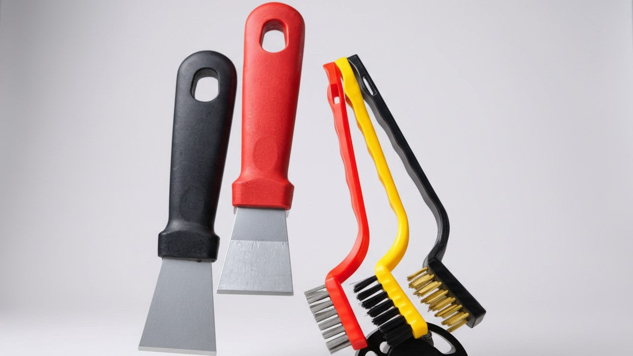 Set 7 pcs outils de nettoyage cuisine : pelle à givre, brosse électrique, grattoirs et brosses pour plaques, hottes, casseroles et graisses tenaces.