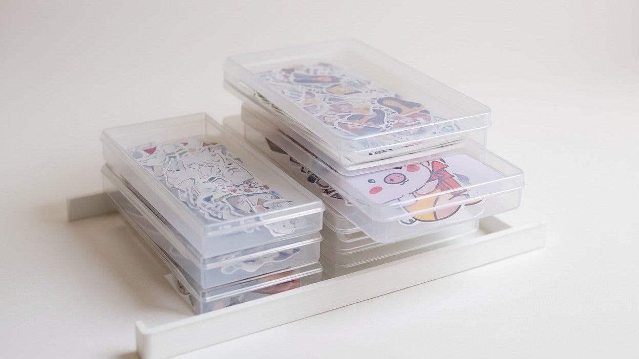 Lot de 2 boîtes de rangement transparentes offrant une organisation durable et minimaliste pour fournitures scolaires, bureautiques et accessoires de bureau.