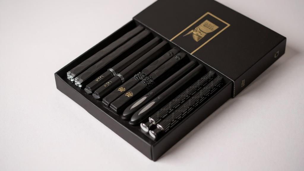 Lot de 5 paires de baguettes métalliques réutilisables, élégantes, idéales pour sushi et cuisine asiatique, cadeau parfait hommes et femmes.