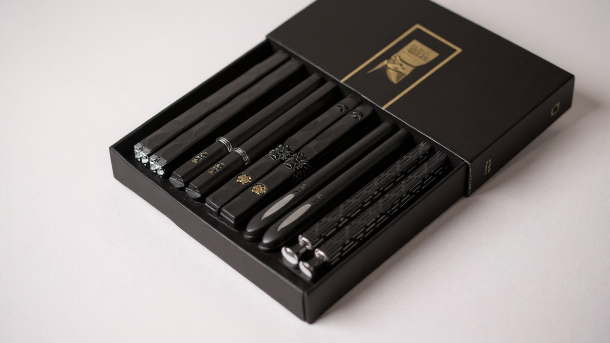 Lot de 5 paires de baguettes métalliques réutilisables, élégantes, idéales pour sushi et cuisine asiatique, cadeau parfait hommes et femmes.