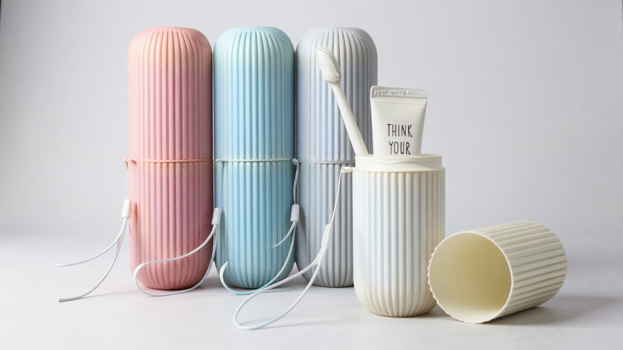 Set de voyage pour brossage dentaire, compact et durable, avec étui, gobelet et porte-dentifrice, idéal pour déplacements et cadeaux.