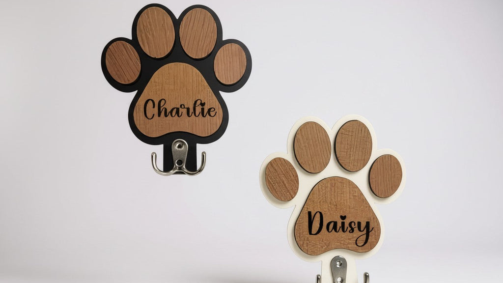 Patère murale en bois personnalisée, gravure empreinte de patte, pour laisses, colliers et manteaux, durable et décorative, cadeau idéal pour amoureux des animaux.