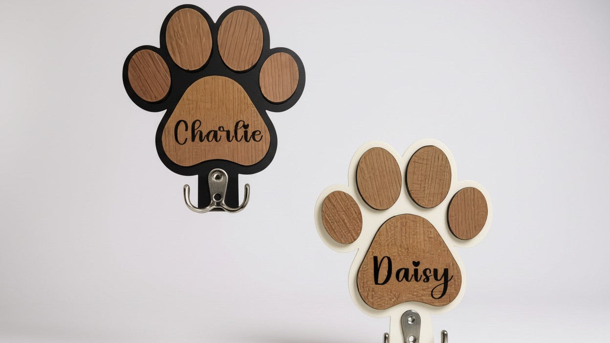 Patère murale en bois personnalisée, gravure empreinte de patte, pour laisses, colliers et manteaux, durable et décorative, cadeau idéal pour amoureux des animaux.