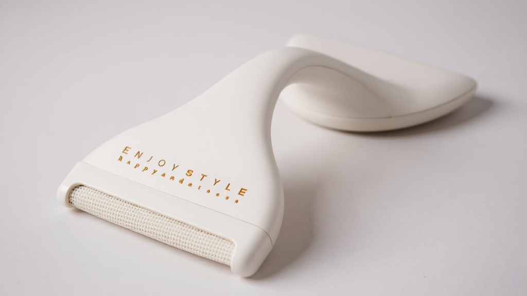 Brosse anti-peluches réversible portable, retire poils d’animaux et fibres, adaptée vêtements, tapis et tissus, usage manuel efficace.