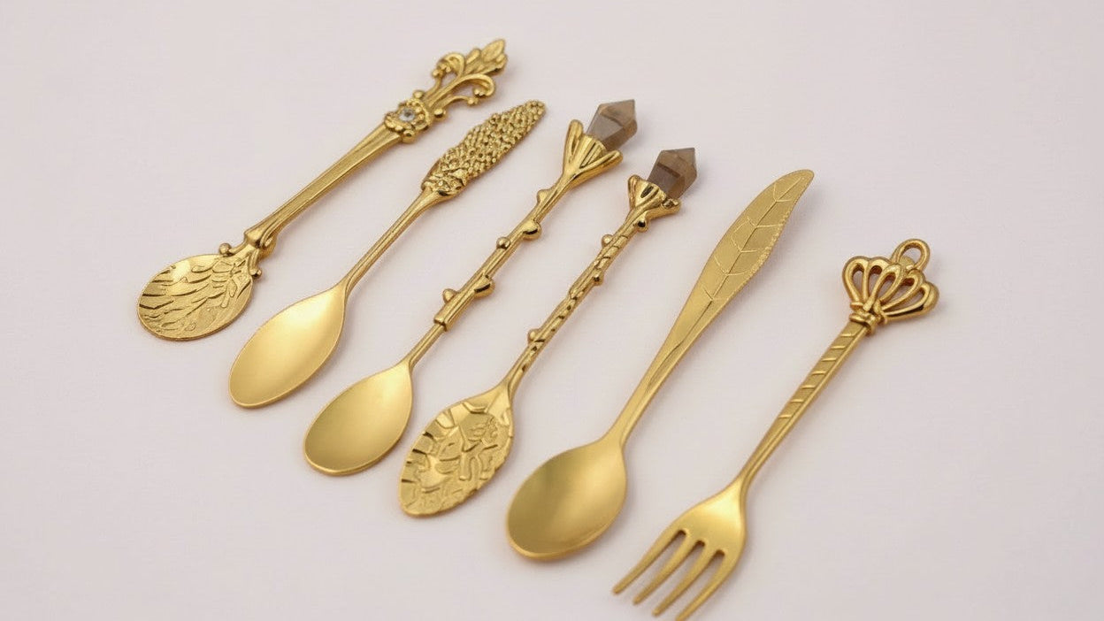 Lot de 6 Cuillères Dessert Style Européen : Métal doré vintage, pour café et fruits, design rétro sculpté, idéal cuisine et table, styles aléatoires.