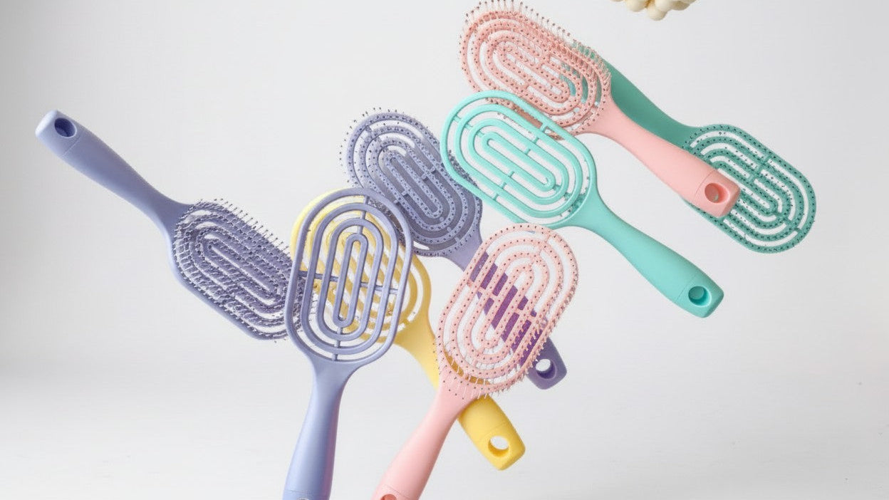 Brosse démêlante pour cheveux bouclés et lisses, adaptée cheveux secs ou mouillés, convient à tous types de cheveux.