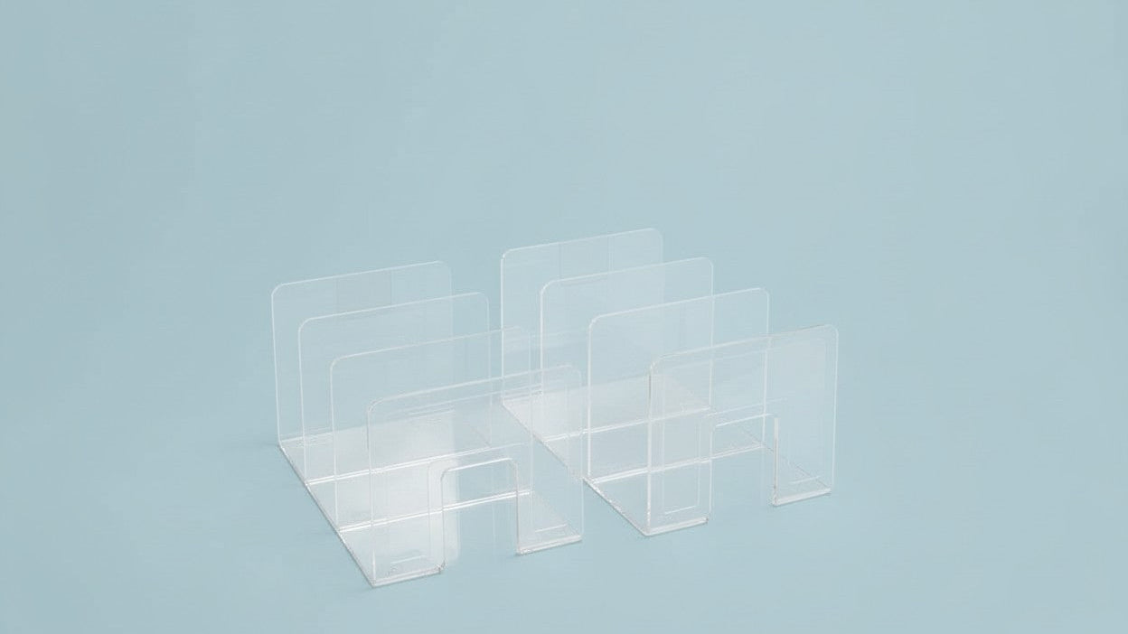 Organisateur vertical en plastique transparent à compartiments et crochets. Structure robuste, gain de place, idéal pour sacs, chaussures, livres, vêtements. Facile à assembler.