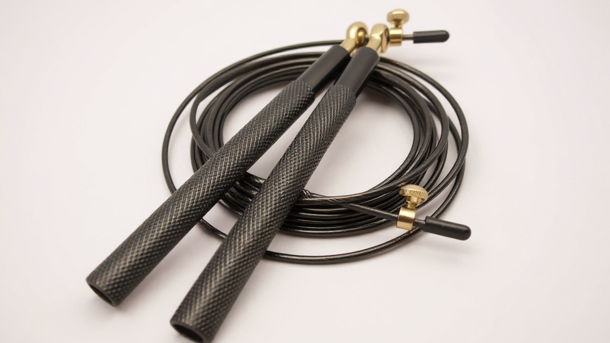 Corde à Sauter Professionnelle : Poignées aluminium robustes, rotation 360°, grip antidérapant, système corde rapide, idéale HIIT, boxe et gym.